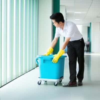 Công Nhân Vệ Sinh Công Nghiệp: Giải Pháp Toàn Diện Cho Không Gian Chuyên Nghiệp